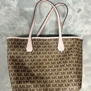 Michael Kors reversible bag/purse ⭐️